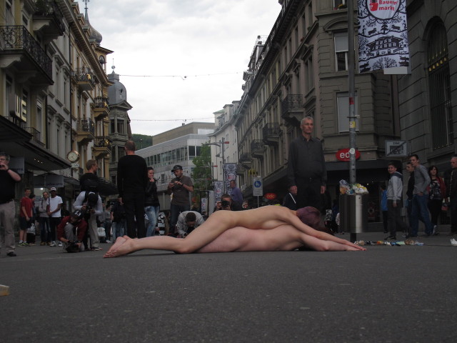 Alina Kopytsa, Elias Kirsche, "Art Walk with Nude Accent" (2014) (photo by W. Winkler, courtesy Thomas Zollinger)