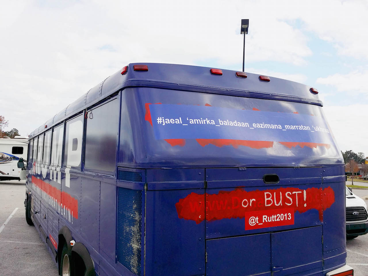 T.RUMP Bus goes Arabic