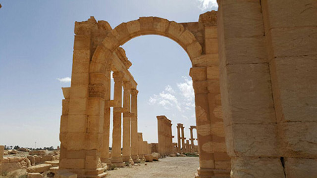 A stretch of the Great Colonnade, as photographed after Palmyra's liberation (photo by Maher Mouaness)