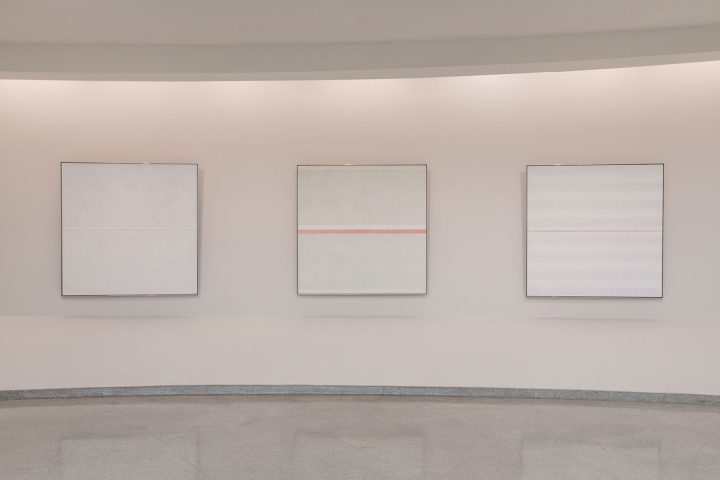 Installationview, Agnes Martin, Solomon R. Guggenheim Museum, New York, October 7, 2016–January 11, 2017 (photo by David Heald, © Solomon R. Guggenheim Foundation)
