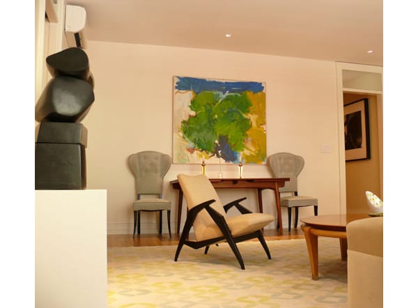 chair-abstract-600 An abstract painting, ‘Fluffy Green Spot’, by Eugene Pizzuto hangs on a wall above a Hans Wegner, 1950s dining table. The side chairs are Italian, 1950s. via newyorksocialdiary.com