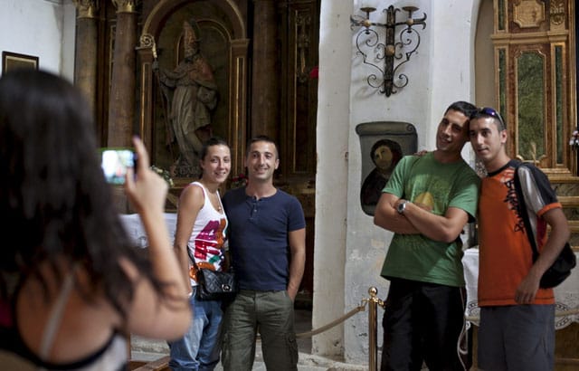 Beast-Jesus-tourists2