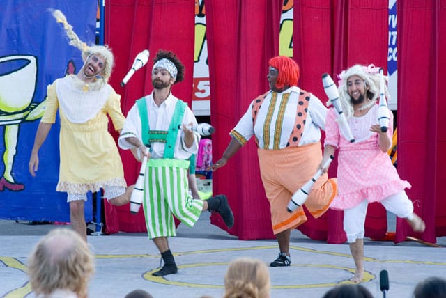 Circus Amok jugglers