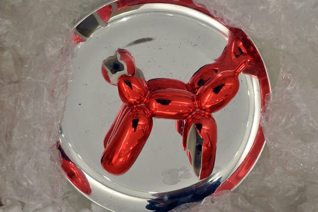 Broken Jeff Koons sculpture at "No Longer Art" (Image courtesy ccgsapp.org)