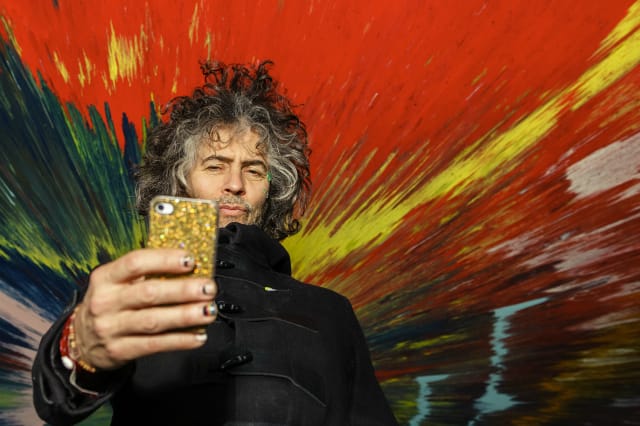 Wayne Coyne taking a self-portrait with a Damien Hirst (photo by George Salisbury)