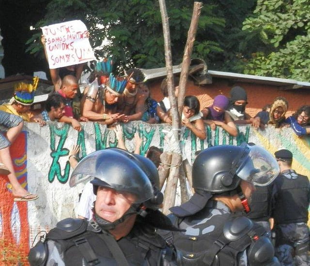 The protests at Maracanã Village (image via diarioliberdade.org's Flickrstream)