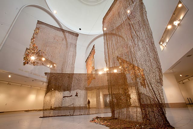 El Anatsui, "Gli (Wall)" (2010) (Photo courtesy Brooklyn Museum)