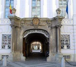 The entrance to the palace (click to enlarge)