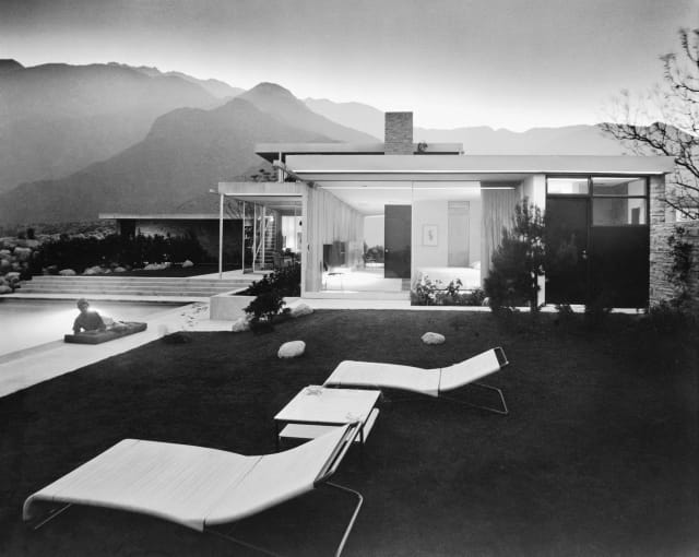 The Kaufmann House in Palm Springs, California. (1946) (photograph by Julius Shulman, via InteriorDesign.net)