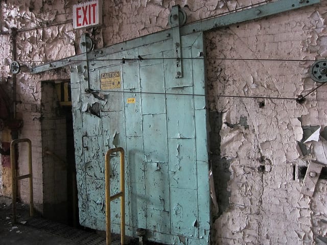 Decay in industrial Brooklyn (photograph by the author)