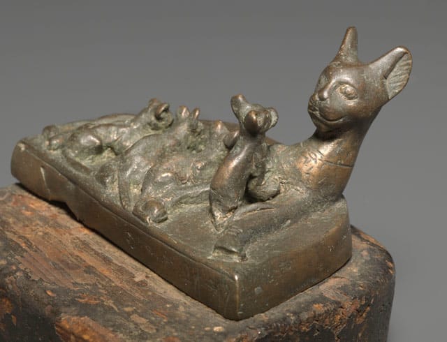 "Cat with Kittens" (detail), reportedly from Saqqara, Egypt, Late Period to Ptolemaic Period, Dynasty 26 or later (circa 664–30 BCE), bronze, solid-cast, and wood, 2 3/8 x 3 7/16 x 1 15/16 in (6.1 x 8.8 x 5 cm) (collection of and courtesy Brooklyn Museum)
