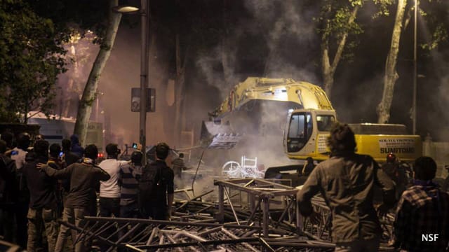In one of the most memorable and dramatic events from the battle in the district of Beşiktaş, protesters pursued the police in a construction excavator. (photo: Nazim Serhat Firat, and used with permission)