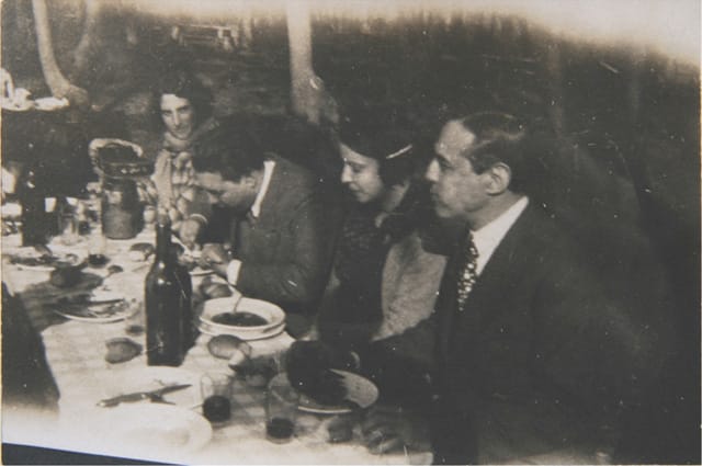 Photograph of J.L. Borges and Xul Solar eating in Quilmes with two female friends, 1938 