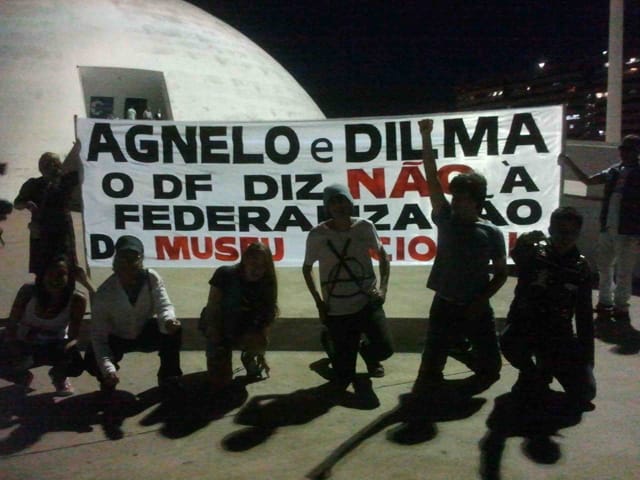 Protesters in front of the National Museum Honestino Guimarães (photo courtesy Suyan Mattos)