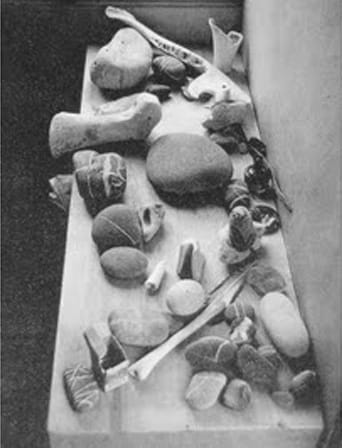 Le Corbusier's "Objects of Poetic Reaction" (photograph by Willy Rizzo, via Svbscription)