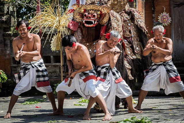 Kris Dance in Indonesia (photograph by romeboy/Flickr user)