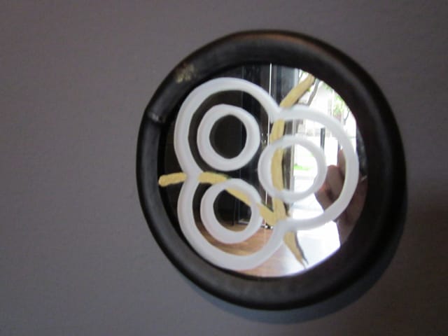 Gold detail in "Sin Rodeos"