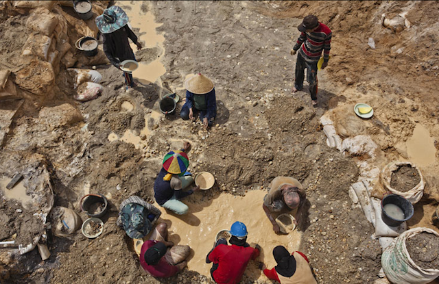 Miners for tin ore on Bangka Island. Image by Ulet Ifansasti, courtesy Friends of the Earth [http://www.foe.co.uk/copyright.html]