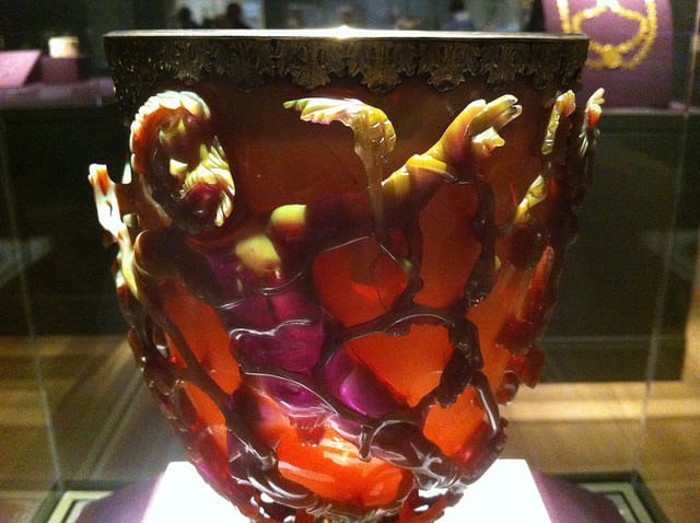 A detail of the Lycurgus Cup shows its phosphorescent quality. Images via (CC-BY) Ancient Art Podcast.