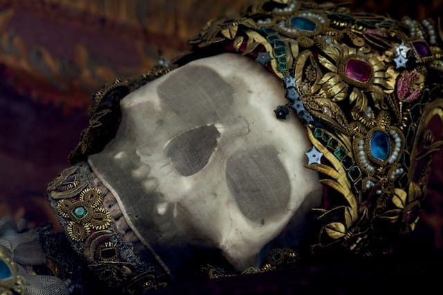p.70-1 skull of St Getreu in Ursberg_copyright Paul Koudounaris