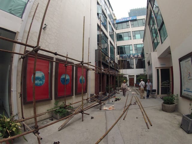 A courtyard view of Yuan Gong's studio building.