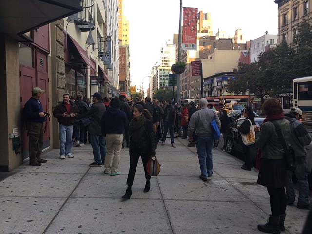 The scene in front of the Gramercy Banksy (all images by the author for Hyperallergic unless otherwise noted)