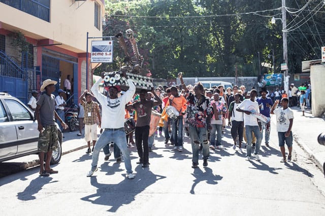 Arcade Fire's commissioned sculpture by André Eugène, leading a procession (all photos by the author for Hyperallergic)