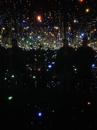 Yayoi Kusama, “Infinity Mirrored Room — The Souls of Millions of Light Years Away” (photo by Mostafa Heddaya for Hyperallergic)