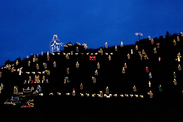 Hill of lights in Manarola (photograph by Elena Giglia/Flickr user)