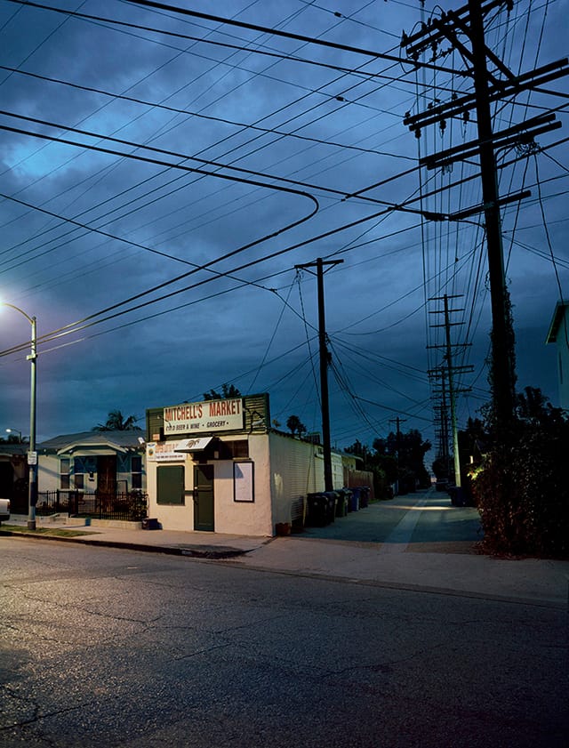 Lynn Saville, "Downtown, Los Angeles, CA," (2013). All images courtesy of the artist for Hyperallergic.