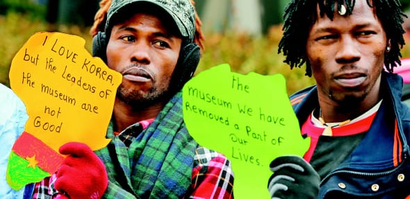 African artists and workers protest their treatment at a Korean museum. (photo Kang Chang-kwang for the Hankyoreh, used with permission)