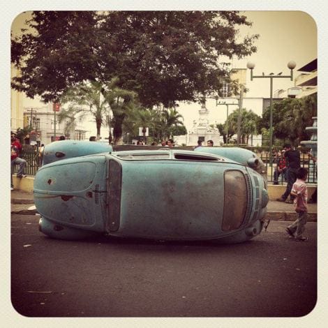 Instalación “Volkswagen Neutropolitan Attack” por Crack Rodríguez – Plaza Morazán, calle Teatro Nacional, Centro San Salvador, CIRCA 2012. 