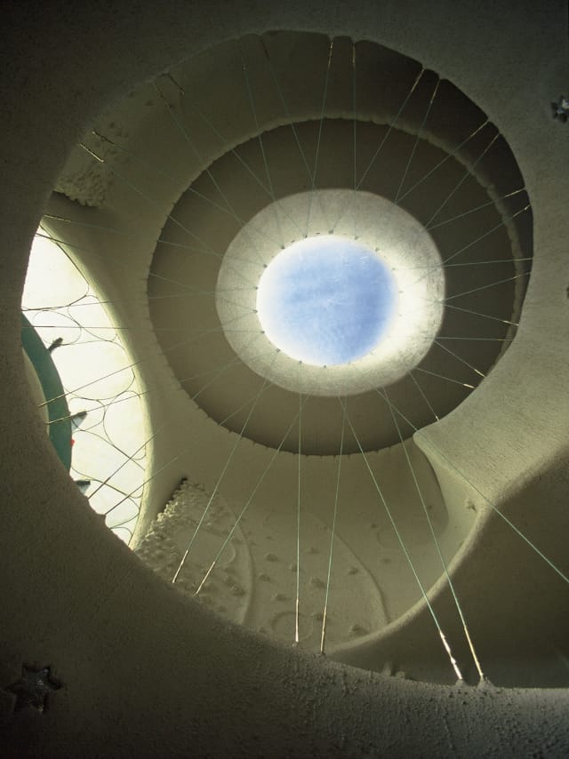 Ojo Del Sol interior, designed by Eugene Tssui, Berkeley, California, (photograph by Eugene Tssui)