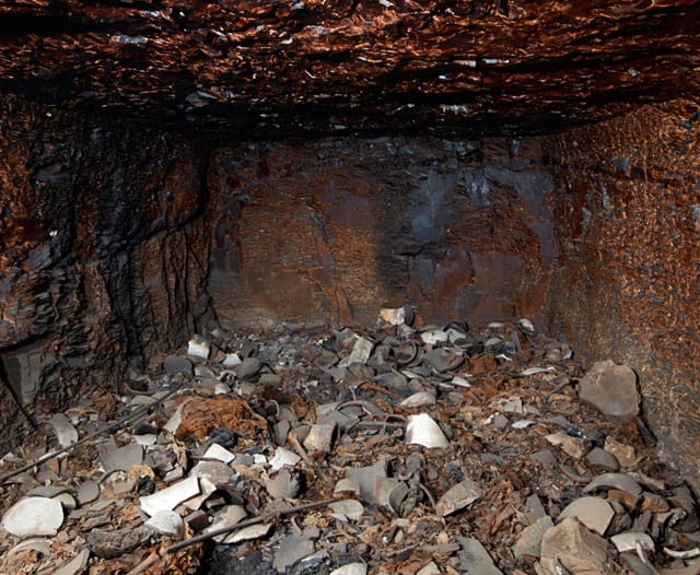 Damaged interior: the walls have been heavily damaged by a fire ignited by tomb raiders. (photo by Matjaz Kacicnik, courtesy University of Basel / Egyptology) (click to enlarge)