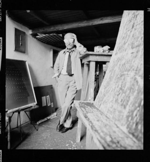 Lucio-Fontana-und-seine-spatiale-Brille-1965-Foto-Lothar-Wolleh-Dr-Oliver-Wolleh-Lucio-Fontana-Adagp-Paris