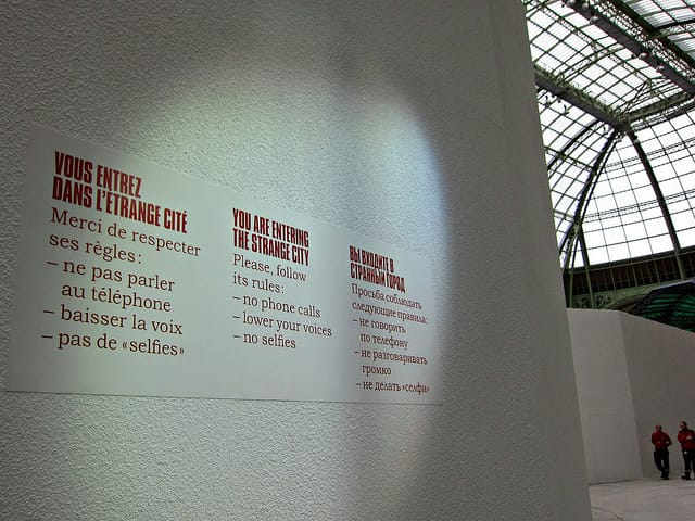 "No selfies" in the exhibition