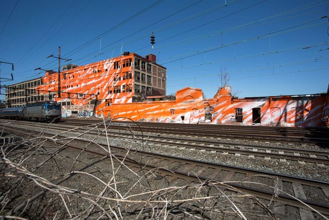 Katharina Grosse, "psychylustro," view from the train, the Great Wall, side A (photo by Steve Weinik for the City of Philadelphia Mural Arts Program)