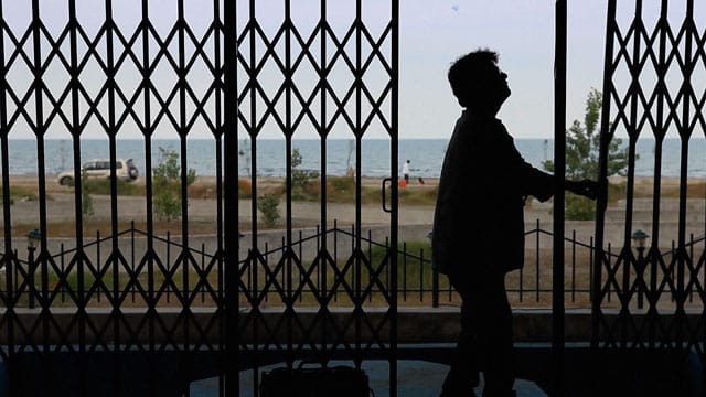 Still from Jafar Panahi and Kambozia Partovi's 'Closed Curtain' (all images courtesy Celluloid Dreams)