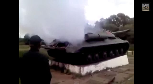Pro-Russian rebels attempting to start a Soviet-era tank in the Ukrainian town of Kostyantynivka (screenshot via YouTube)