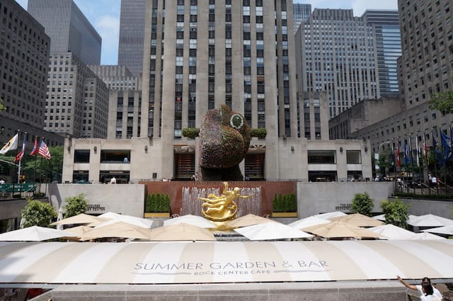 Jeff Koons, "Split-Rocker" (2000), at Rockefeller Center (all Koons photos by the author for Hyperallergic)