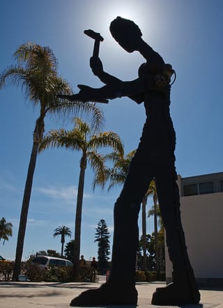 Jonathan Borofsky, "Hammering Man at 3,110,527" (1988) (via flickr.com/johnjkehoe_photography)