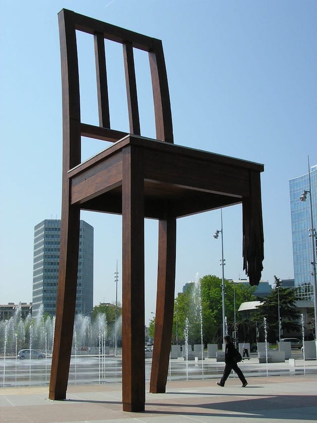 Daniel Berset, "Broken Chair" (photo by MHM-com/Wikimedia)