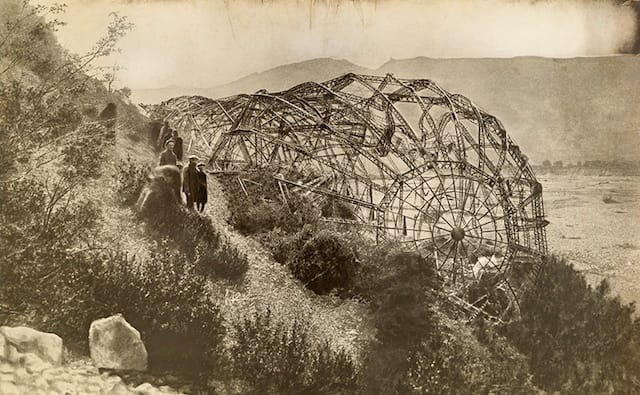 Wrecked Zeppelin in Mison, France (1918) (photograph by Paul Thompson, National Geographic)