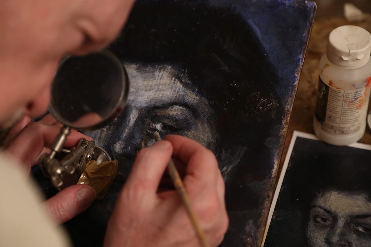 Mark Landis at home and at work on a “Picasso”. CHARACTER NAME: Mark Landis PHOTOGRAPHER: Sam Cullman Courtesy of Oscilloscope Laboratories