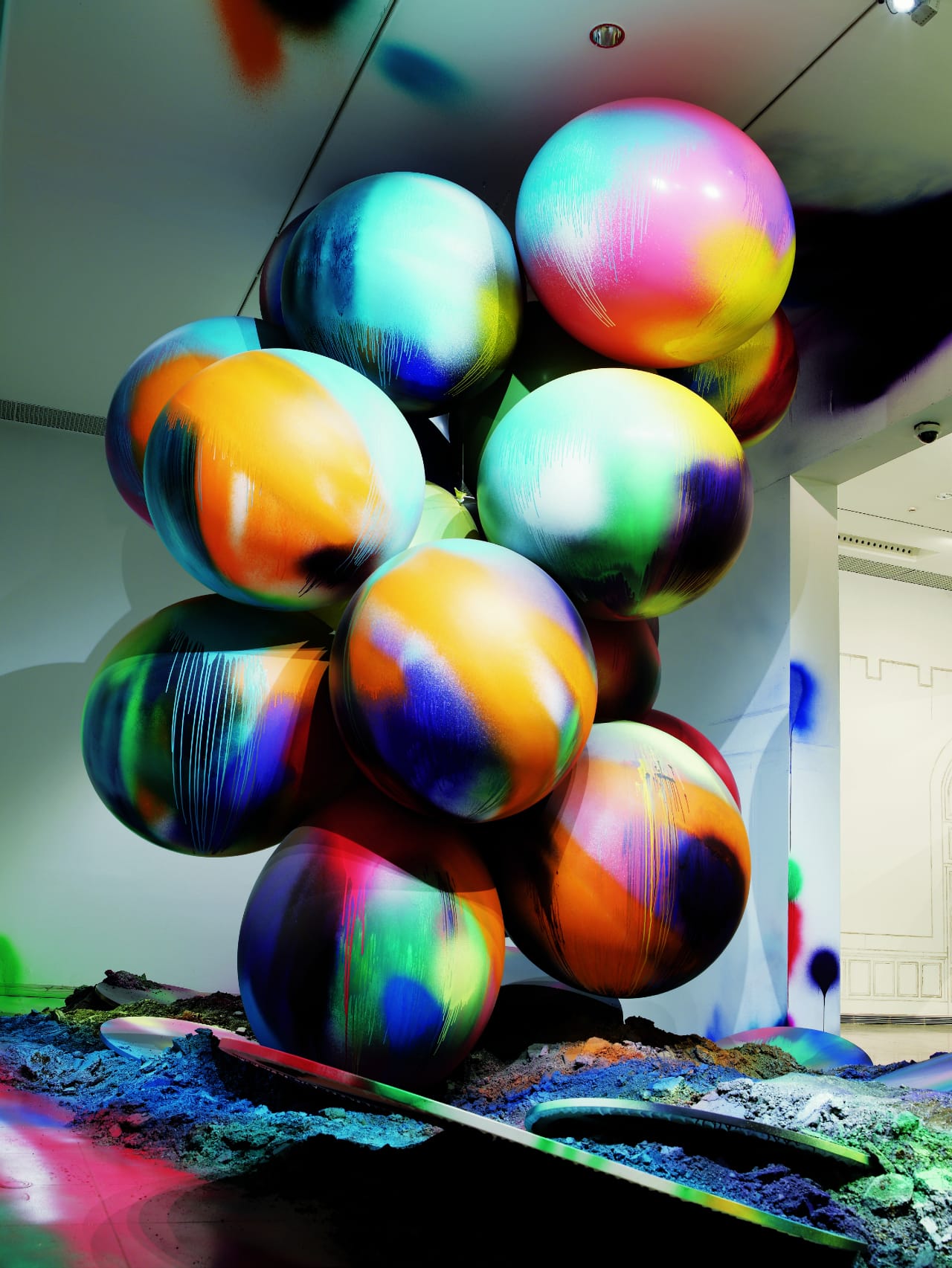 Katharina Grosse, Pigmentos para plantas y globos (Pigments for Plants and Balloons), 2008. Atrium, Vitoria-Gasteiz, Spain. Acrylic on wall, soil, floor, balloons. Dimensions variable Image credit: Photograph by Gert Voor in’t Holt. ©Katharina Grosse and VG Bild-Kunst in’t Holt.