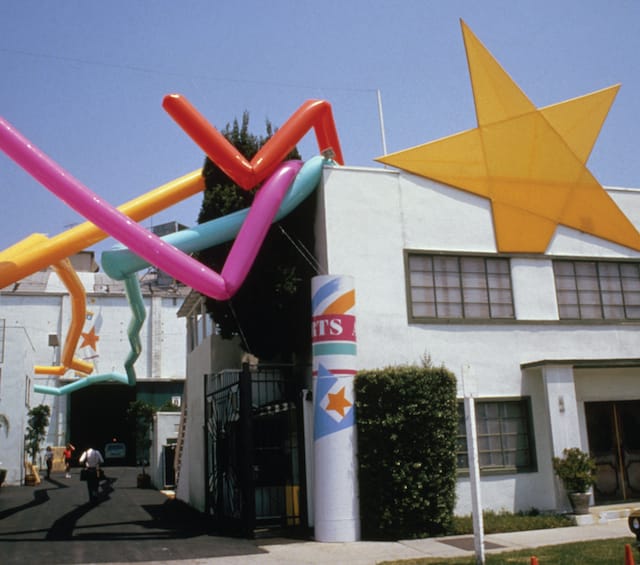 Some of the graphic installations by the Memphis Group of designers that decorated Los Angeles (© 1977 Comité International Olympique)