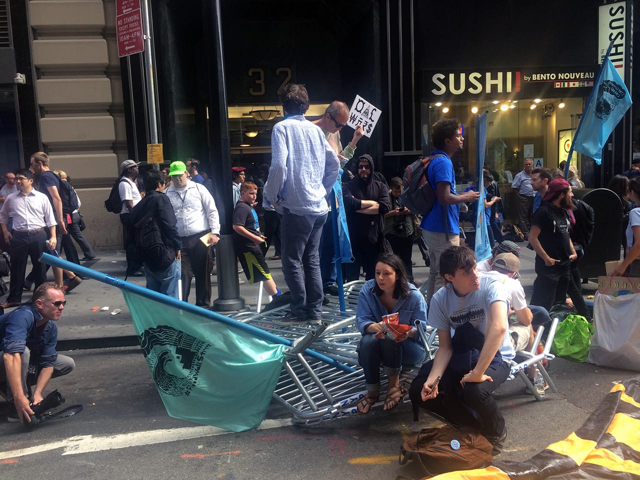  Protesters on barricades (photo by Hrag Vartanian/Hyperallergic)