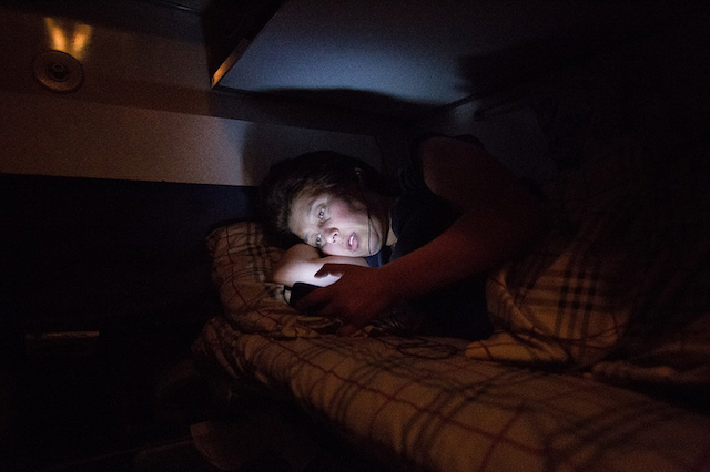 A woman on the train sends a message to her sister with whom she left her 5-year-old son.