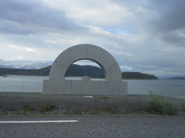 Kristján Gudmundsson, “Protactus” (1993), granite, h: 316 cm.