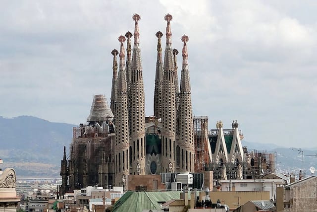 La Sagrada Familia in 2009, with cranes digitally removed. (image via Wikimedia) 
